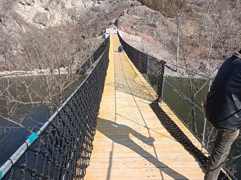 北京市门头沟区田庄村南山峡谷木板吊桥